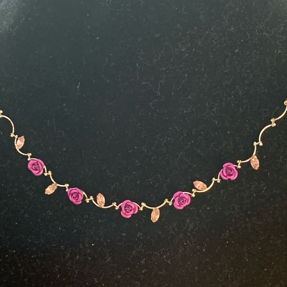 A PRETTY CUTE NECKLACE